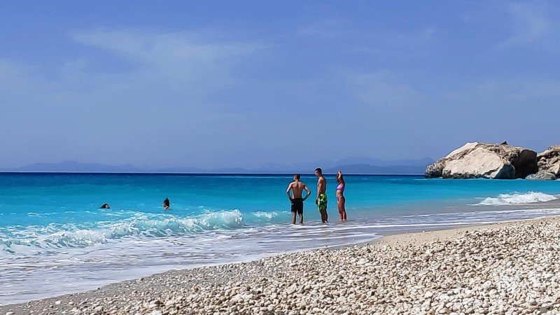 Κόσμος στην παραλία Κάθισμα στην Λευκάδα