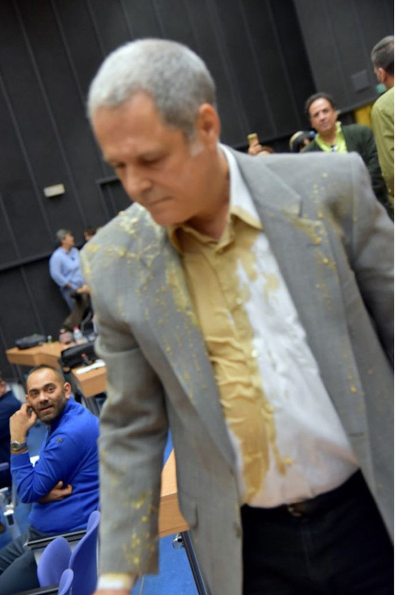 Ο Θάνος Τζήμερος με λερωμένο πουκάμισο