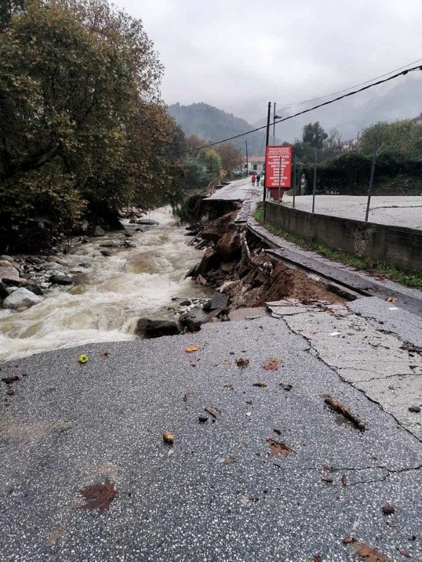 Η μανία της φύσης ξήλωσε δρόμους στη Θάσο
