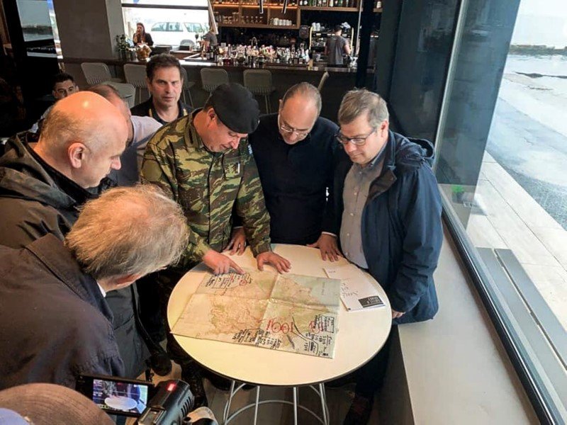 Οι εκπρόσωποι στρατού και πυροσβεστικής με τους τοπικούς άρχοντες στη Θάσο