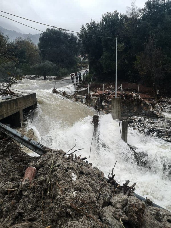Σπασμένη γέφυρα στη Θάσο