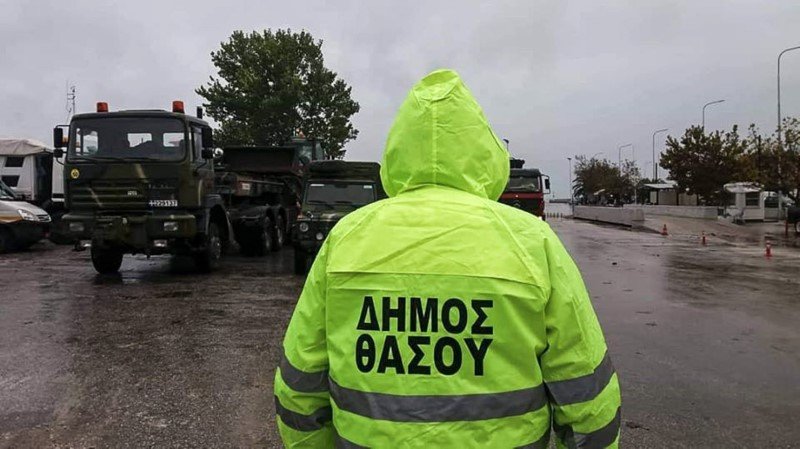 Μηχανήματα του στρατού έφτασαν στη Θάσο