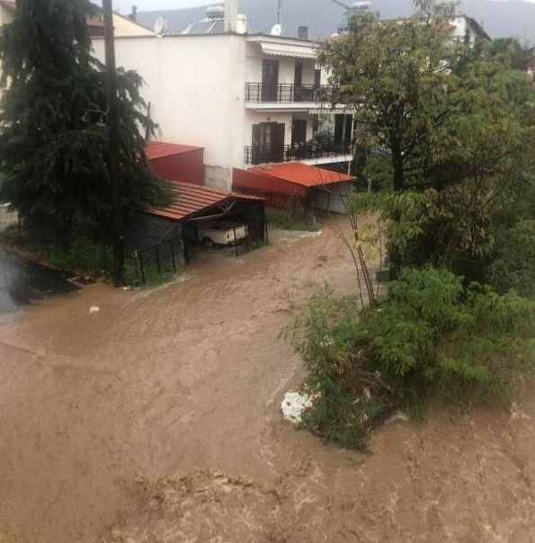 Πλημμύρες σε γειτονιά της Θάσου