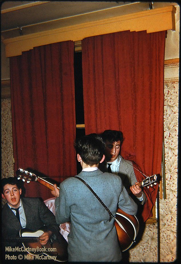 Η σπάνια έγχρωμη φωτογραφία των Beatles που ήρθε πρόσφατα στο φως της δημοσιότητας