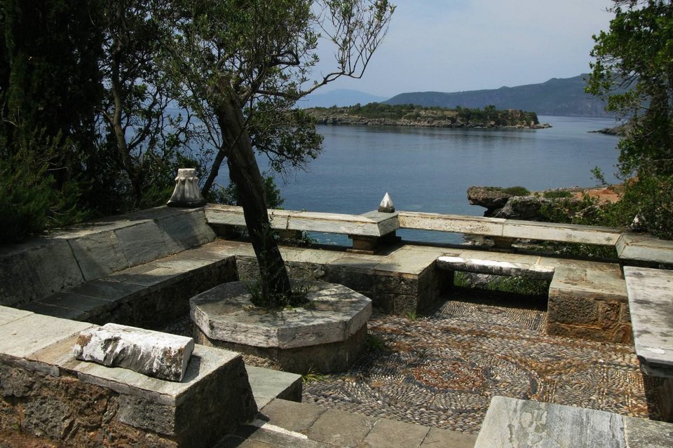 Η οικία διαθέτει μοναδική θέα στην θάλασσα και βοτσαλωτά ψηφιδωτά στην αυλή