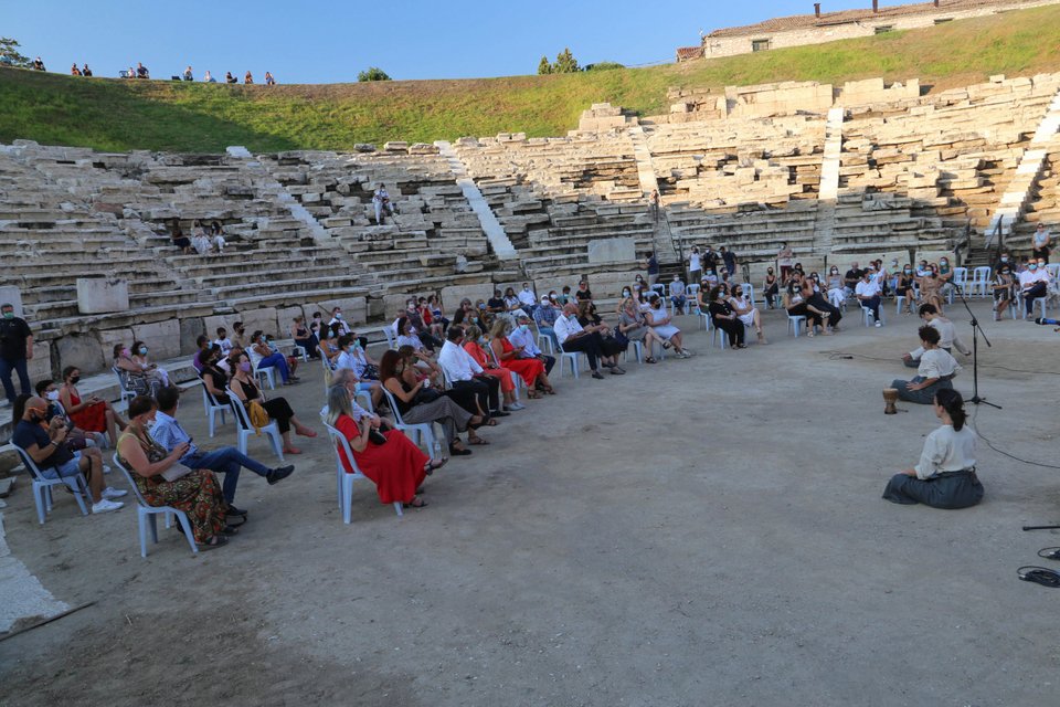 Ανα δύο οι θεατές στο αρχαίο θέατρο Λάρισας