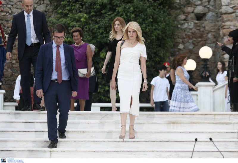 Η Θεοδώρα Τζάκρη με λευκό φόρεμα