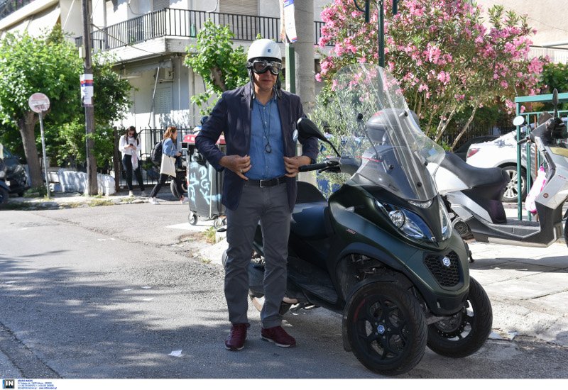 Ο Σταύρος Θεοδωράκης με μηχανή