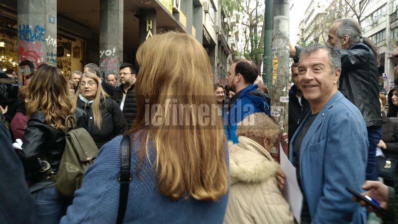 Ο Σταύρος Θεοδωράκης χαμογελαστός στη συγκέντρωση των κατοίκων