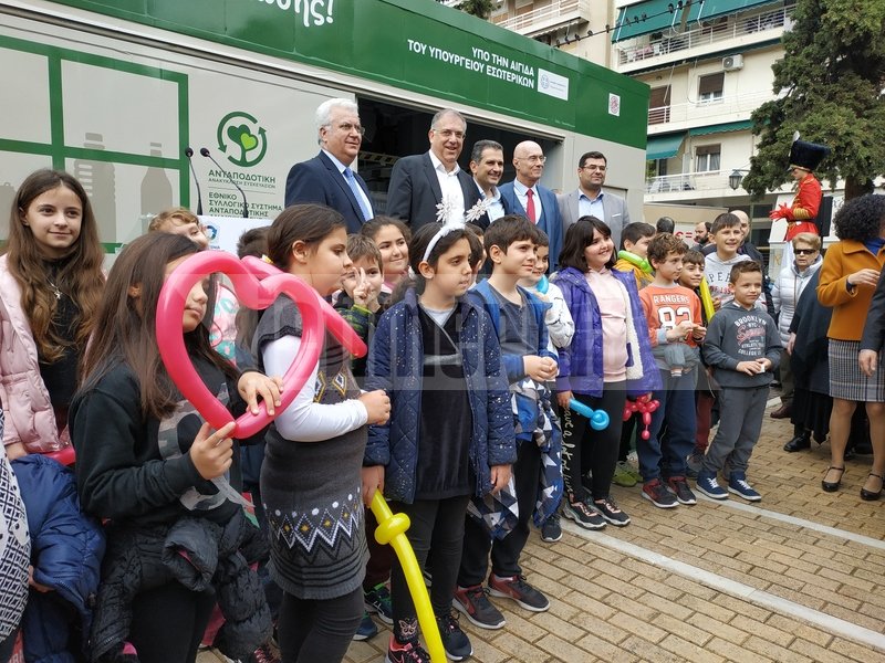 Μαθητές σχολείων της Καλλιθέας στα εγκαίνια / Φωτογραφία: iefimerida.gr