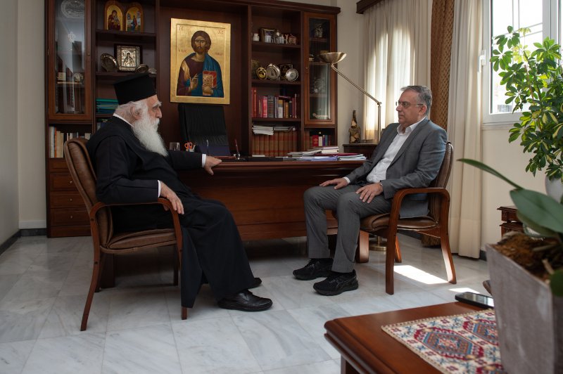 Επίσκεψη του υπουργού Εσωτερικών στα συσσίτια της Νέας Σμύρνης