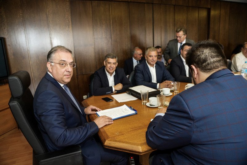 Ο Τάκης Θεοδωρικάκος σε συνάντησή του με τους Περιφερειάρχες