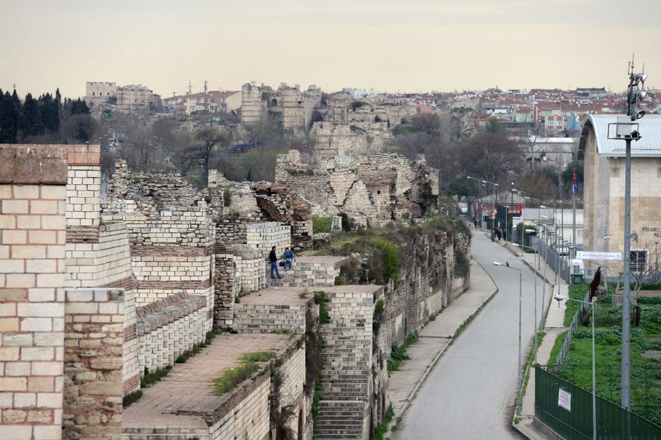 Τα πελώρια τείχη έχουν υποκύψει στη φθορά του χρόνου σε πολλά σημεία της Κωνσταντινούπολης, καθώς έπαψαν να συντηρούνται από τον 19ο αιώνα