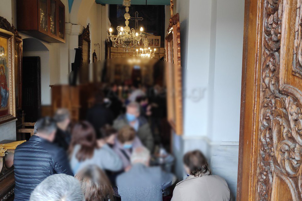 Στη Μητρόπολη Χανίων συνωστίστηκαν για να πάρουν αγιασμό