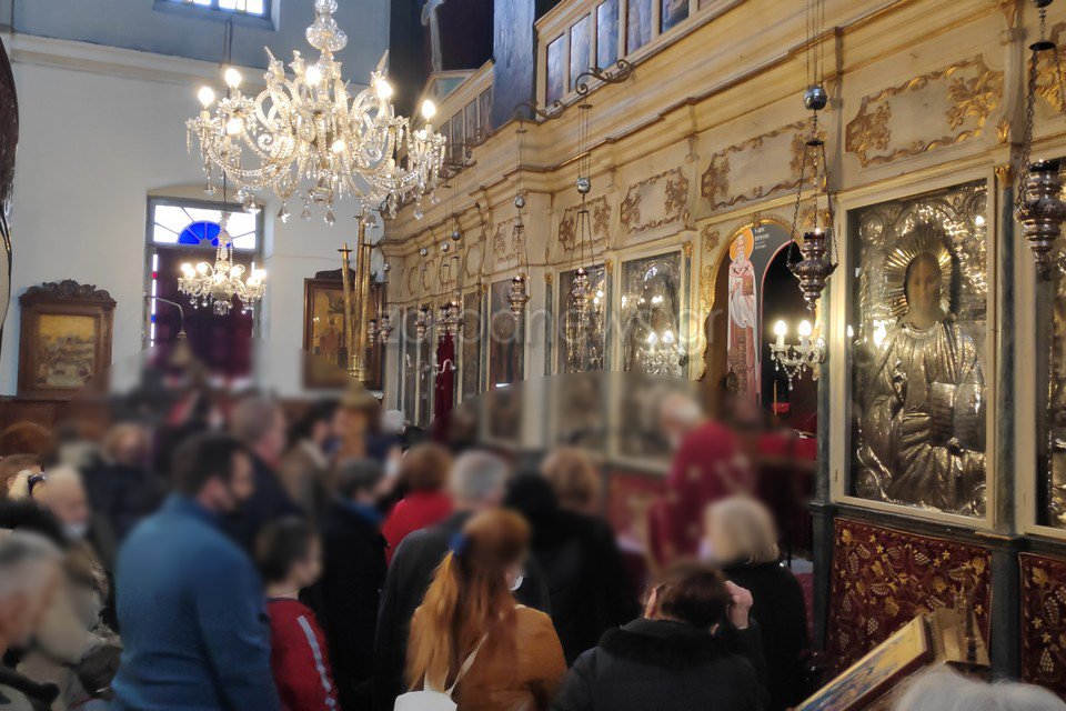 Στη Μητρόπολη Χανίων συνωστίστηκαν για να πάρουν αγιασμό