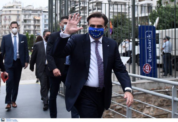 Ο αντιπρόεδρος της Κομισιόν Μαργαρίτης Σχοινάς προσέρχεται στην εκδήλωση για το βραβείο «Αυτοκράτειρα Θεοφανώ»