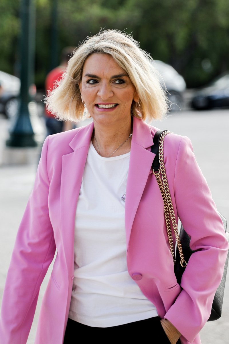 Η Θεοπίστη Πέρκα με ροζ σακάκι