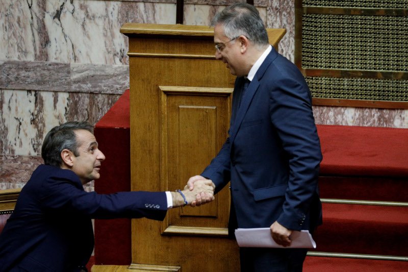 Ο πρωθυπουργός Κυριάκος Μητσοτάκης συγχαίρει τον υπ. Εσωτερικών Τάκη Θεοδωρικάκο -Φωτογραφία: Eurokinissi