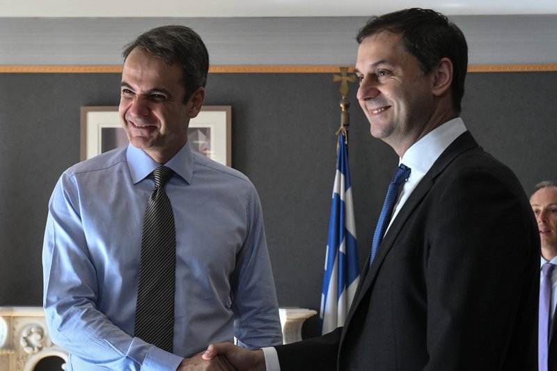 Ο Κυριάκος Μητσοτάκης και ο Χάρης Θεοχάρης.