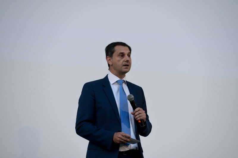 Ο υπ. Τουρισμού Χάρης Θεοχάρης κατά την ομιλία του στην Αίγλη Ζαππείου -