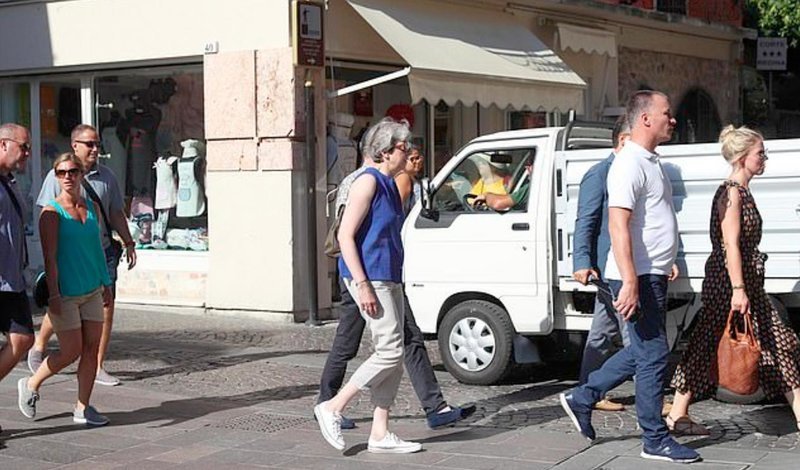 Η Τερέζα Μέι απολαμβάνει τη βόλτα της στους δρόμους του Σιρμιόνε στη λίμνη Γκάρντα στη βόρεια Ιταλία.