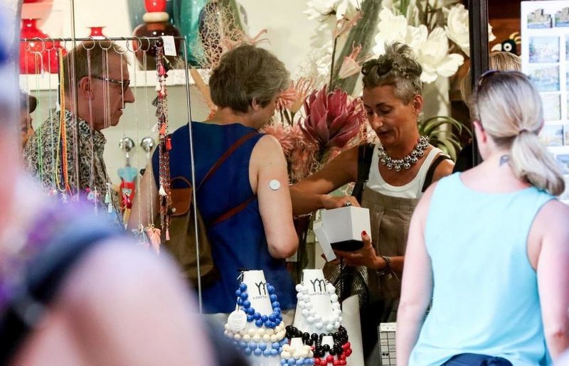 Η Τερέζα Μέι επισκέφθηκε κοσμηματοπωλείο του Σιρμιόνε για ψώνια, παρέα με τον άνδρα της Φίλιπ / Φωτογραφία: EPA