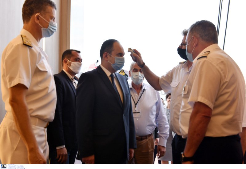 Ο Γιάννης Πλακιωτάκης θερμομετρήθηκε πριν την είσοδό του/ Φωτογραφία: INTIME NEWS