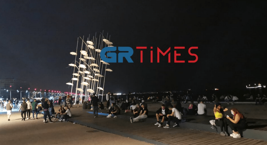 Θεσσαλονίκη: Ποιος κορωνοϊός; Ουρές για ένα... κοκτέιλ στη Νέα Παραλία