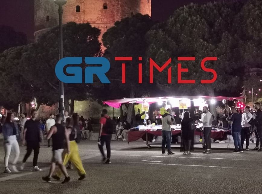 Θεσσαλονίκη: Ποιος κορωνοϊός; Ουρές για ένα... κοκτέιλ στη Νέα Παραλία