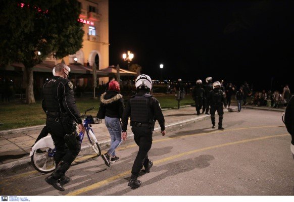 Άνδρες των ΜΑΤ στον Λευκό Πύργο διαλύουν τη συγκέντρωση