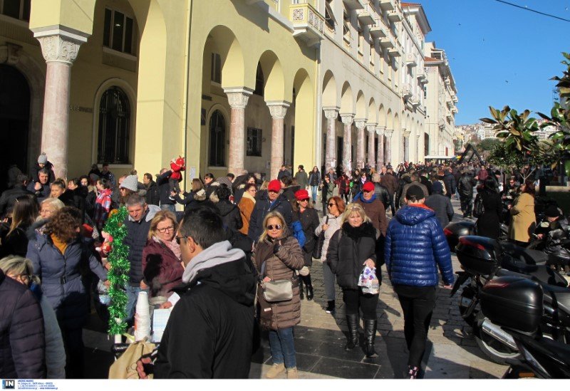 Εορταστικό κλίμα στους δρόμους της Θεσσαλονίκης παραμονή Πρωτοχρονιάς -Φωτογραφία: Intimenews/ΜΩΥΣΙΑΔΗΣ ΓΙΑΝΝΗΣ