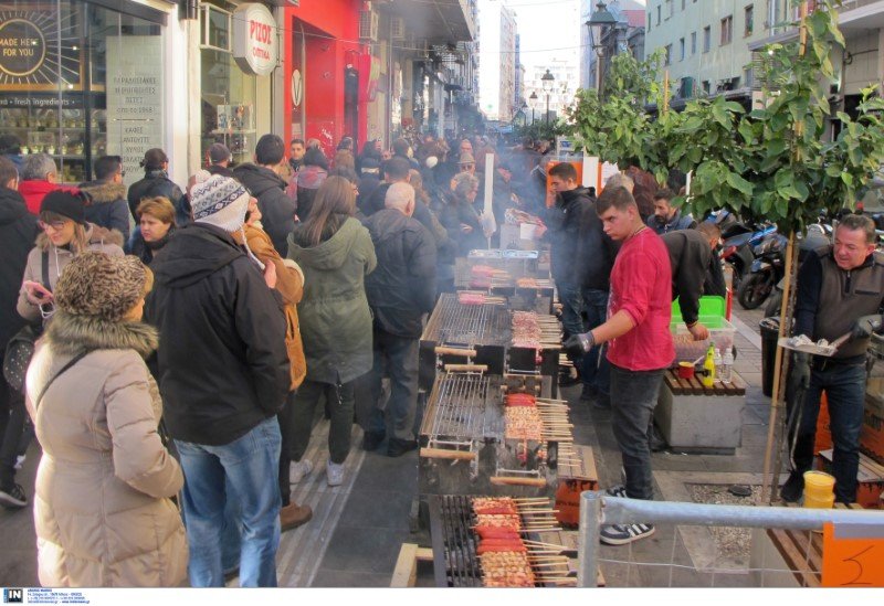 Εορταστικό κλίμα στους δρόμους της Θεσσαλονίκης παραμονή Πρωτοχρονιάς -Φωτογραφία: Intimenews/ΜΩΥΣΙΑΔΗΣ ΓΙΑΝΝΗΣ