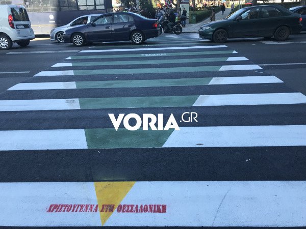 Ενα χριστουγεννιάτικο δέντρο σε διάβαση πεζών στη Θεσσαλονίκη