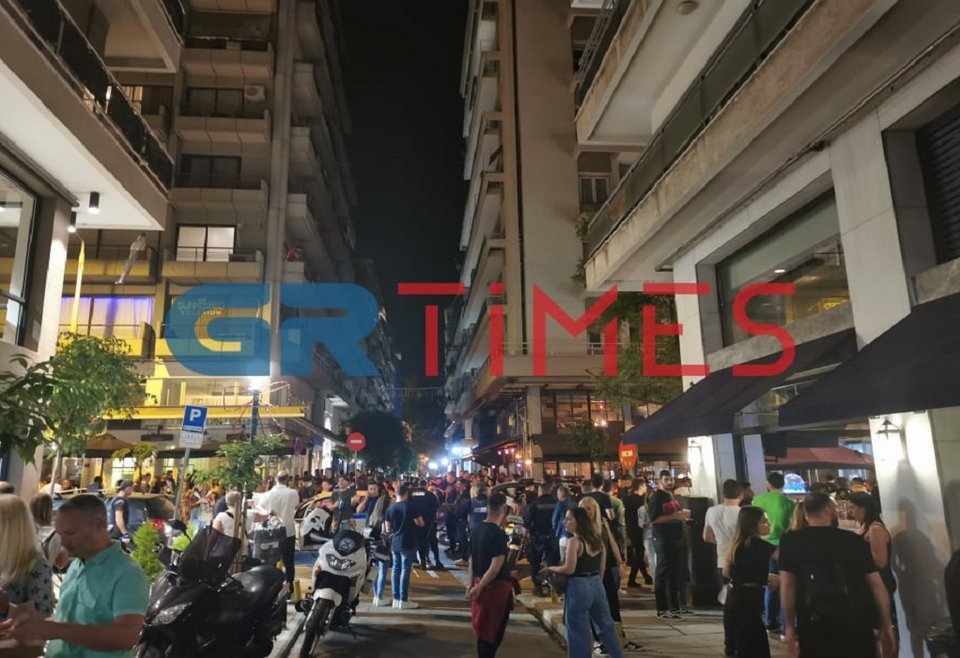 Δεκάδες νεαροί περιμένουν στην ουρά για ένα ποτό
