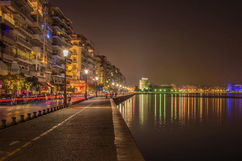 Θεσσαλονίκη by night.