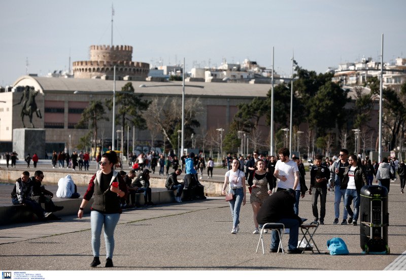 Κόσμος στην παραλία Θεσσαλονίκης. Φωτογραφία: INTIME News