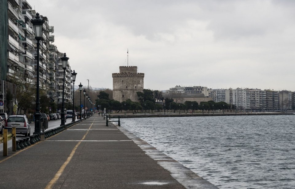 Αδεια η παραλία Θεσσαλονίκης μπροστά στον Λευκό Πύργο