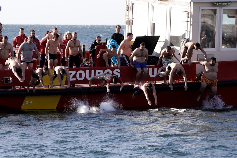 Πιστοί πέφτουν για να πιάσουν τον σταυρό