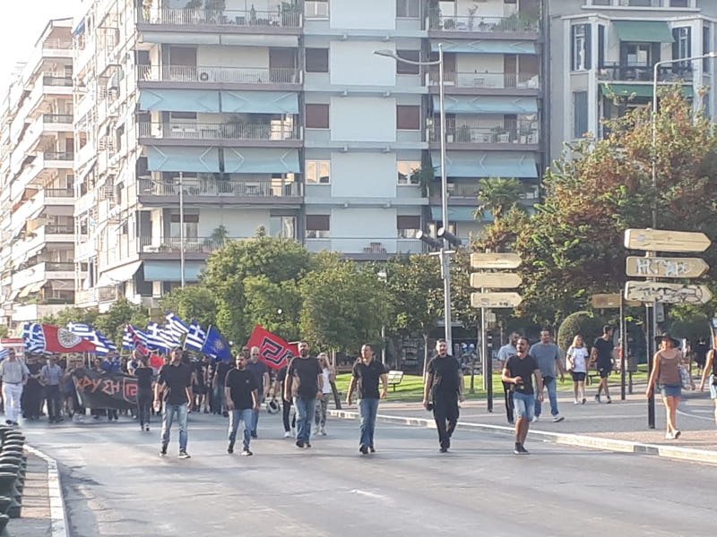 Τα μέλη της Χρυσής Αυγής κατευθύνονται προς το άγαλμα του Μ. Αλεξάνδρου / Φωτογραφία: thestival.gr