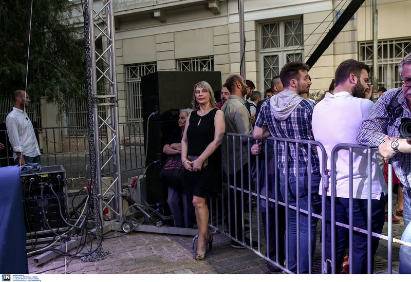 Η Κατερίνα Παπακώστα ποζάρει στο φωτογραφικό φακό 