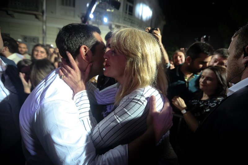 Η Ρένα Δούρου φιλά τον Αλέξη Τσίπρα μετά την ομιλία του στο Θησείο