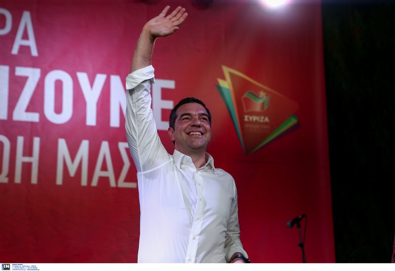 Ο Αλέξης Τσίπρας χαιρετά τους συγκεντρωθέντες στην πλατεία Ασωμάτων στο Θησείο