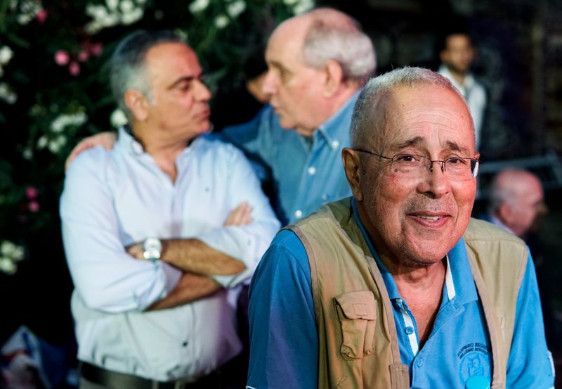 Ο Κώστας Ζουράρις και πίσω οι Π. Σκουρλέτης και Τέρενς Κουίκ πριν αρχίσει η ομιλία Τσίπρα στο Θησείο -