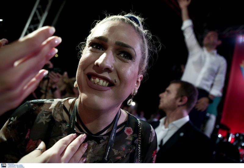 Μια κοπέλα στη συγκέντρωση του ΣΥΡΙΖΑ 