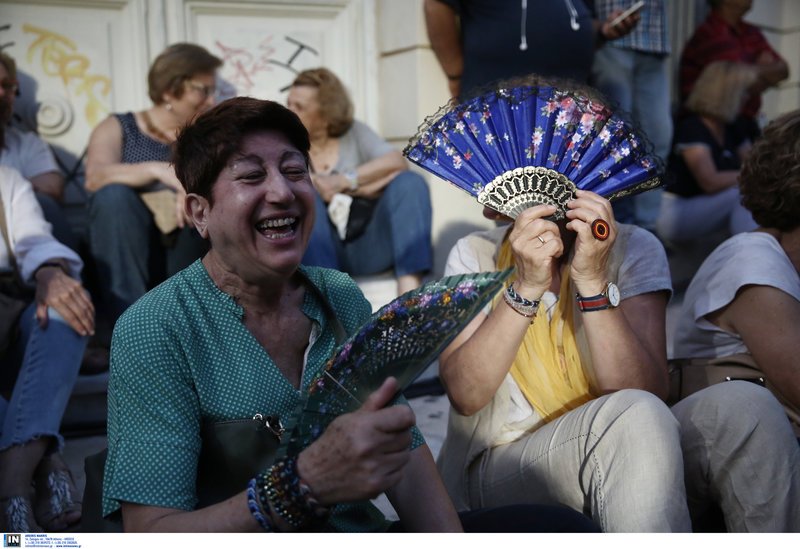 Κυρίες με βεντάλιες στη συγκέντρωση του ΣΥΡΙΖΑ στο Θησείο
