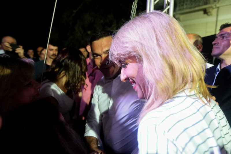 Η Ρένα Δούρου με νέο λουκ δίπλα στον Αλέξη Τσίπρα