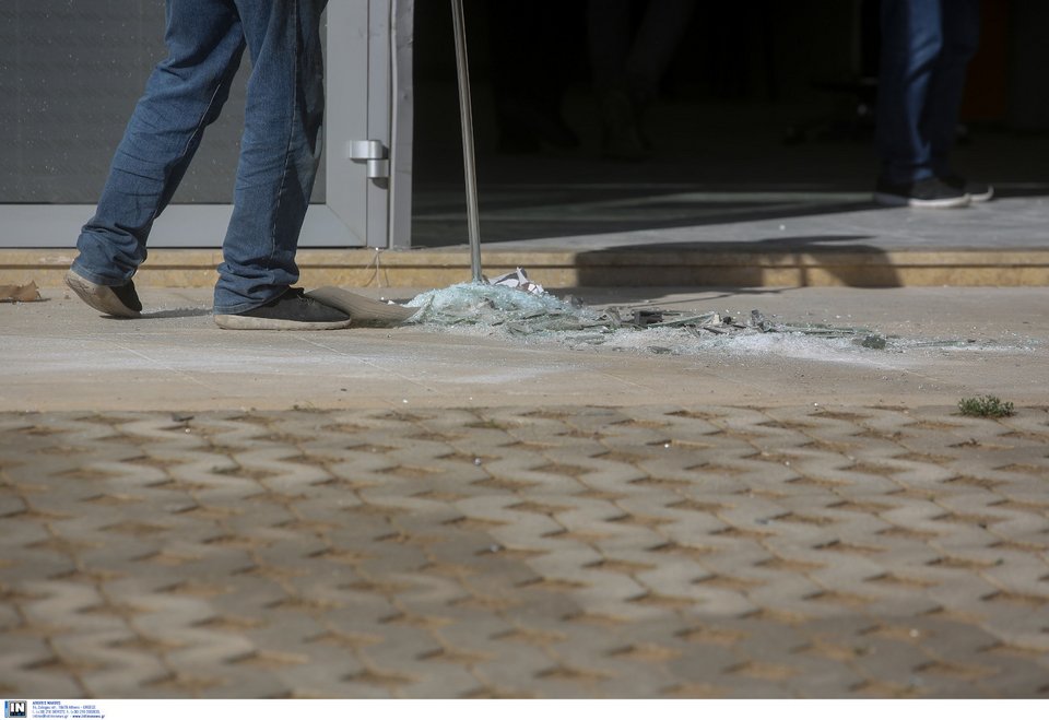 Η πρόσοψη της τράπεζας καταστράφηκε