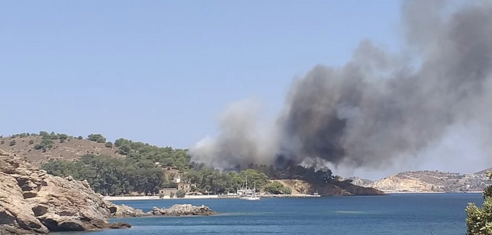 Πυκνός και μαύρος καπνός από το νησί το μεσημέρι της Παρασκευής στη Λέρο