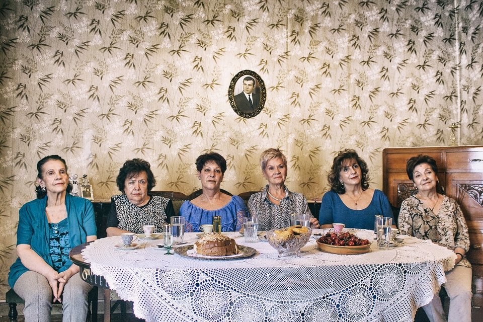 Γυναίκες μπροστά σε τραπέζι