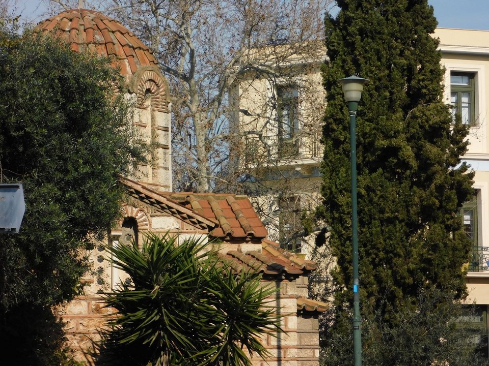 Εκκλησία και ένα κυπαρίσσι
